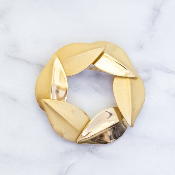Vintage Spiraling Leaves Gold Tone Ring Brooch - HB26