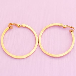 Orecchini a cerchio color oro vintage di Avon HB11