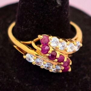 Anello con pietre preziose color oro vintage misura 10 HB9