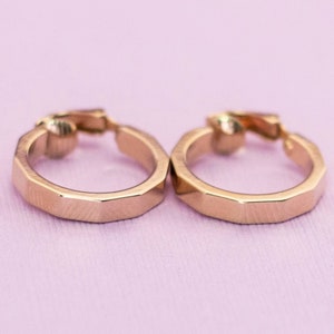 Orecchini a cerchio color oro vintage di Avon HB12