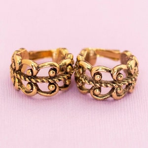 Orecchini a cerchio color oro vintage di Avon HB11
