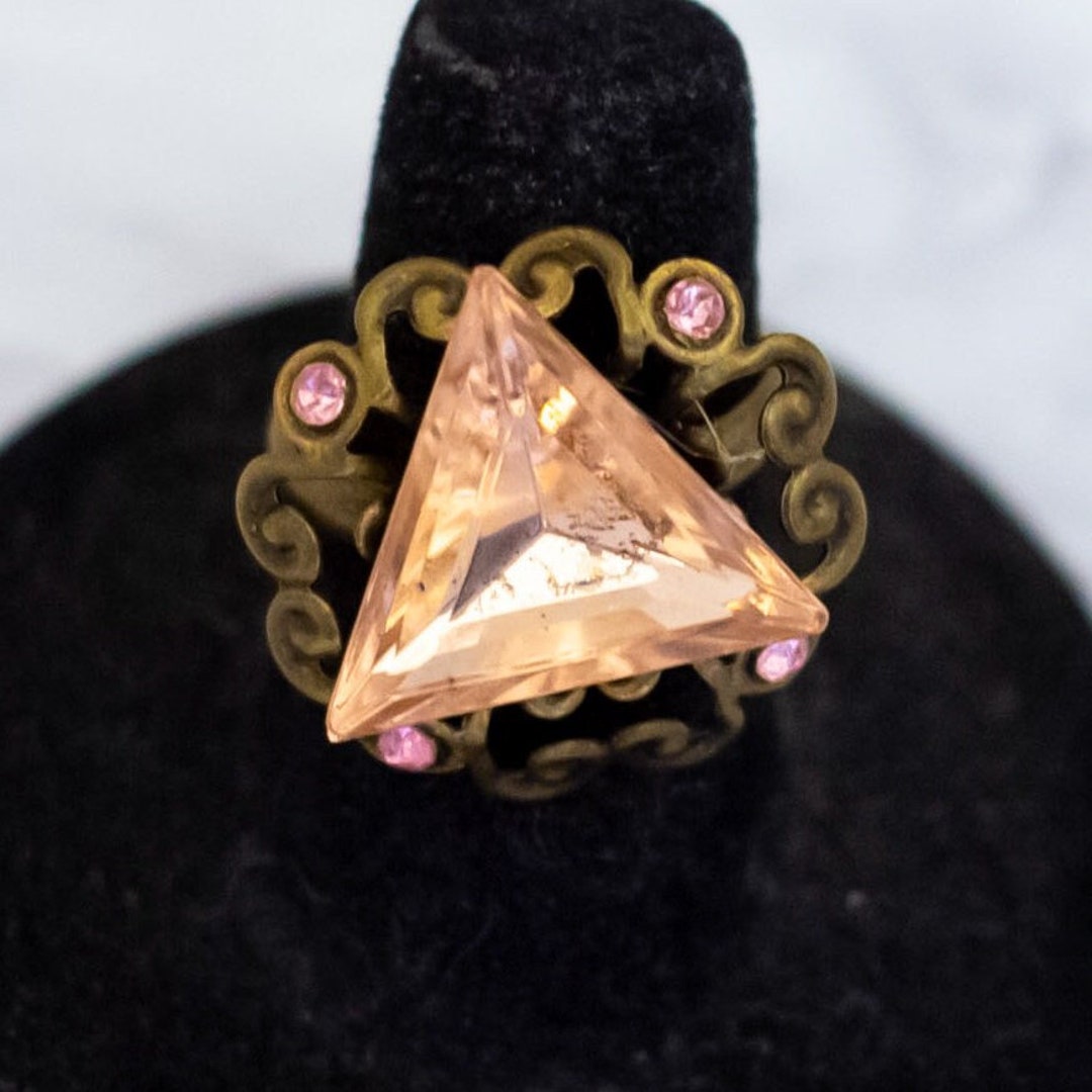 ◇Primaute◇ TRIANGLE RING Size 8, Vintage Triangle Prism Gem Gold Tone Floral