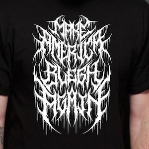 以下が含まれることがあります： ゴシック体で「The Emperor's New Flesh」という文字が白で書かれた黒いTシャツです。