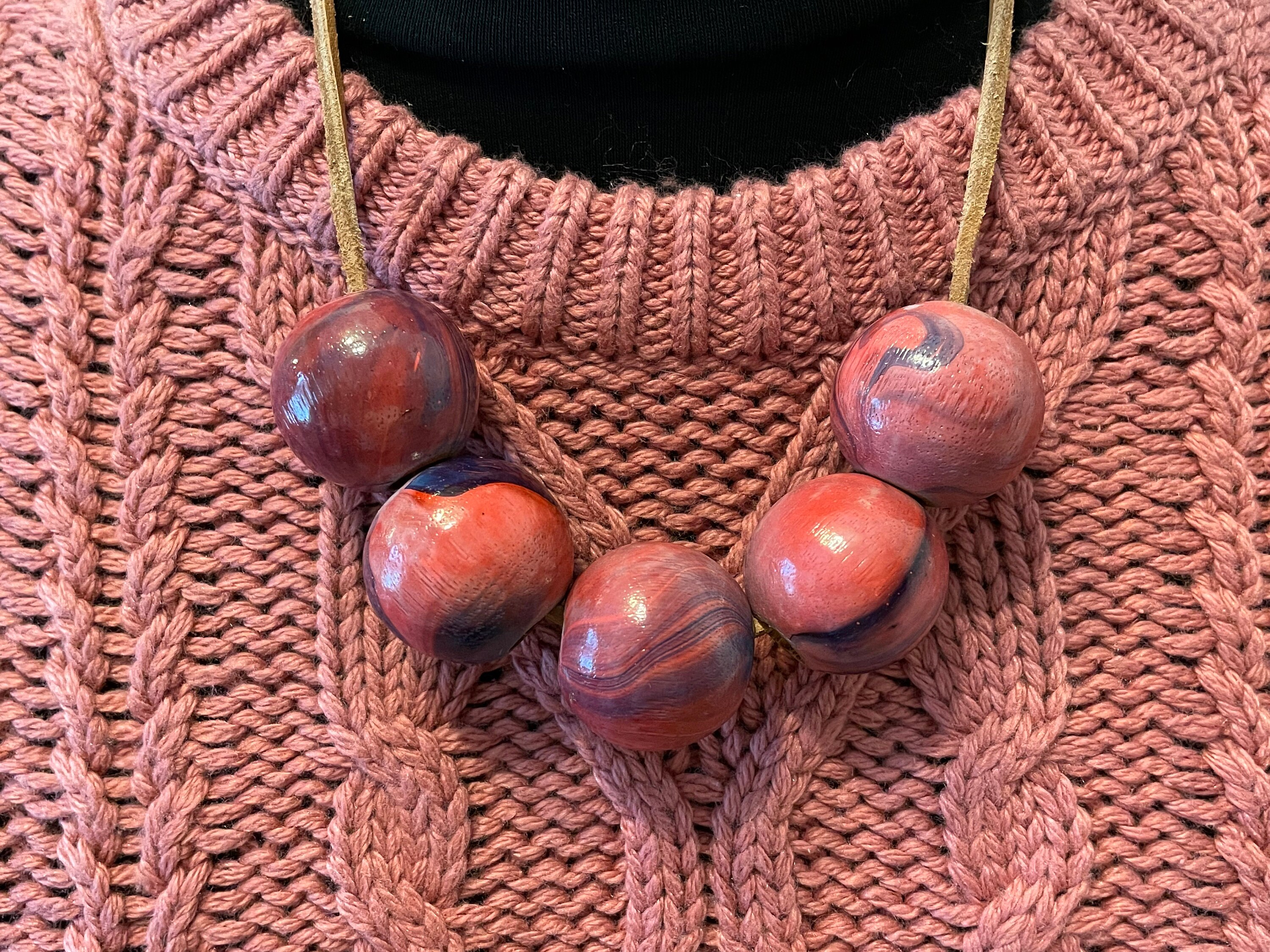 Collier Fantaisie Femme En Cuir Marron Avec Perles Argentées Et Bois - Pendentif Filigrane