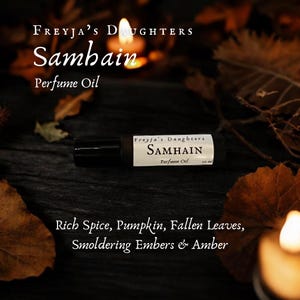 Peut inclure: Un flacon d'huile parfum&eacute;e avec l'inscription "Samhain" et "Perfume Oil". L'image comprend le texte "Rich Spice, Pumpkin, Fallen Leaves, Smoldering Embers & Amber". L'arri&egrave;re-plan pr&eacute;sente des feuilles et une bougie.
