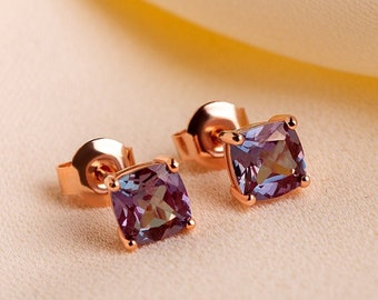 Peut inclure: Une paire de boucles d'oreilles clous en or rose avec des pierres précieuses violettes de forme carrée.