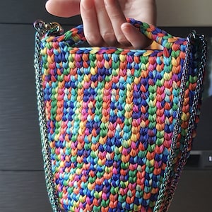 Kleine Tasche mit Kette