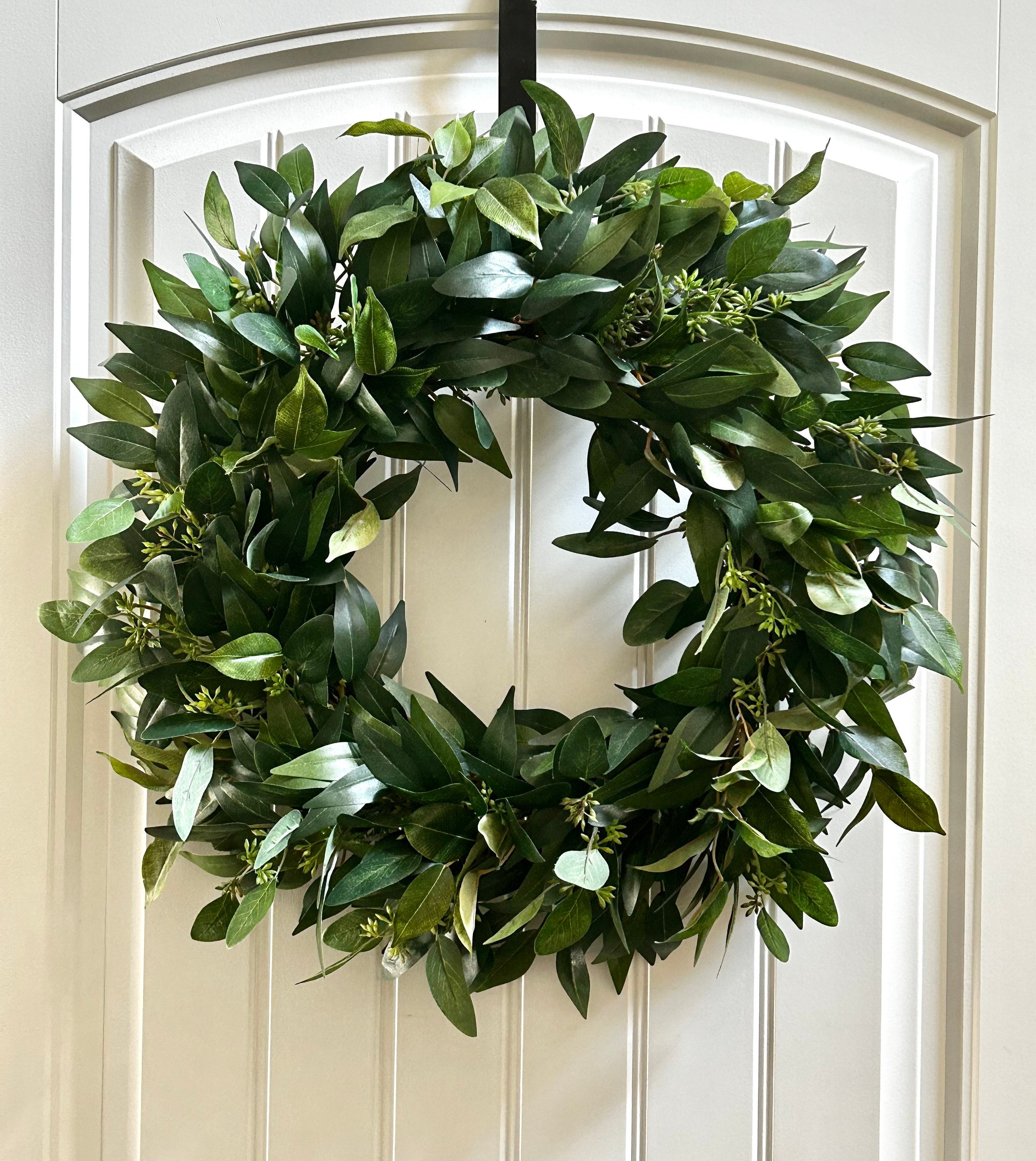 Corona de vegetación para puerta de entrada durante todo el año: decoración de pared con follaje mixto, estilo rústico.
