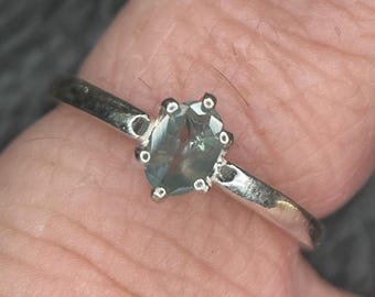 Ring alexandriet: sterlingzilver, geaarde edelsteen