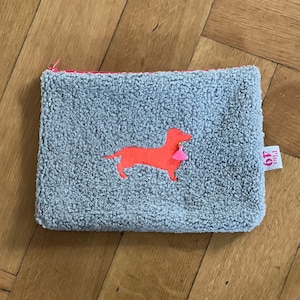 Kosmetiktäschchen aus Teddystoff mit Dackel/Neonstickerei Hellgrau - Teddy/Beauty/Schminke Dein stylischer Begleiter für unterwegs!