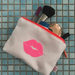 Kosmetiktäschchen mit pinkfarbenem KUSSMUND/Kiss Aufdruck
