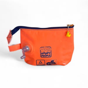 Oranges Schwimmflügel-Täschchen mit Quietscheente – pures Pool-Feeling für unterwegs!