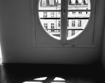 Fotografía artística en blanco y negro de la ventana del Museo Picasso de París (Descarga digital)