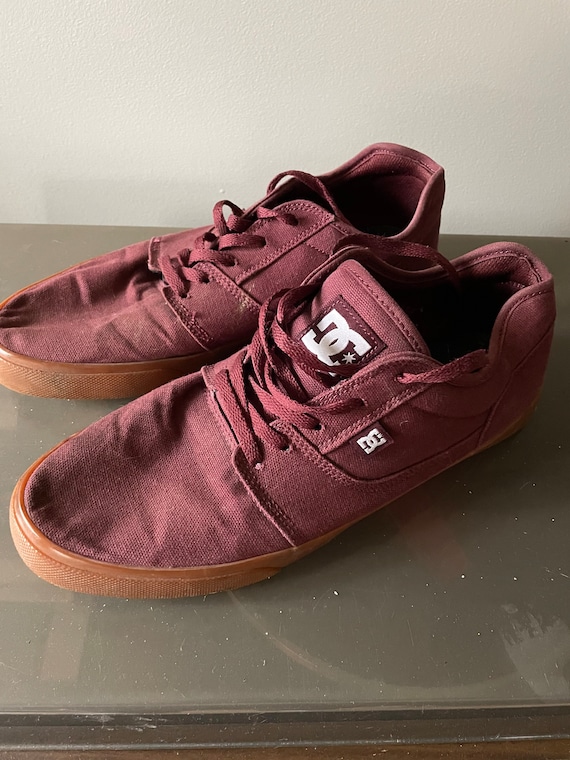 Maroon skate sales shoes