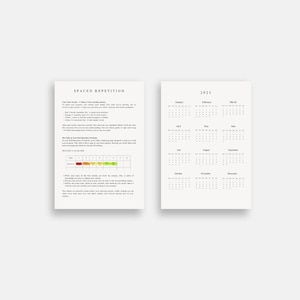 Op de afbeelding: Twee witte papieren pagina's. De linkerpagina heeft de titel "SPACED REPETITION" en tekst met een tabel. De rechterpagina toont een kalender voor 2025. De kalender is in een eenvoudige, minimalistische stijl met zwarte tekst.