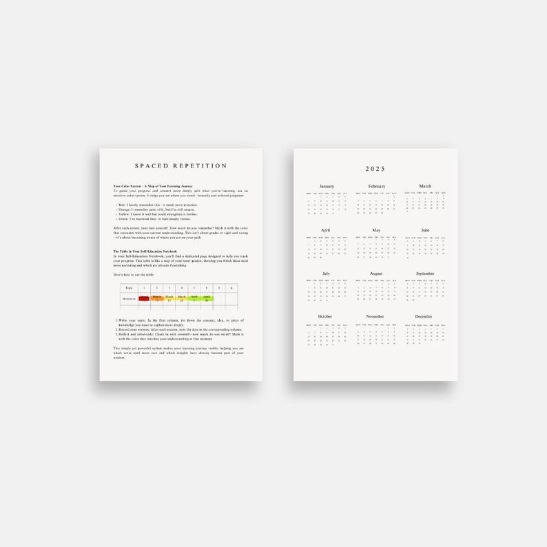 Op de afbeelding: Twee witte papieren pagina's. De linkerpagina heeft de titel "SPACED REPETITION" en tekst met een tabel. De rechterpagina toont een kalender voor 2025. De kalender is in een eenvoudige, minimalistische stijl met zwarte tekst.