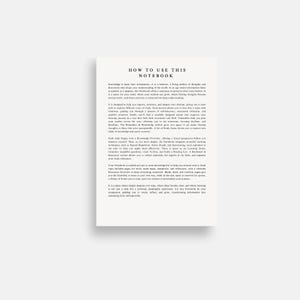 Op de afbeelding: Een wit notitieboek met de titel "HOW TO USE THIS NOTEBOOK". De pagina's zijn gevuld met tekst, met instructies over het gebruik van het notitieboek om gedachten en idee&euml;n vast te leggen, en voor persoonlijke reflectie.