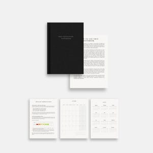 Op de afbeelding: Een zwart notitieboek met de titel "SELF EDUCATION NOTEBOOK" met verschillende open pagina's en kalenderinvoegingen. De open pagina's tonen tekst en de inzetstukken bevatten een juni-kalender en een kalender voor 2021. Het notitieboek en de inzetstukken staan op een witte achtergrond.