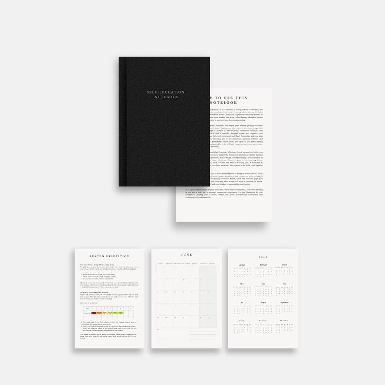 Op de afbeelding: Een zwart notitieboek met de titel "SELF EDUCATION NOTEBOOK" met verschillende open pagina's en kalenderinvoegingen. De open pagina's tonen tekst en de inzetstukken bevatten een juni-kalender en een kalender voor 2021. Het notitieboek en de inzetstukken staan op een witte achtergrond.