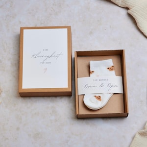Schwangerschaft verkünden I Geschenkschachtel mit Babysocken I Baby Verkündung I Geschenk für Papa Oma Opa Tante Onkel I Überraschung Baby