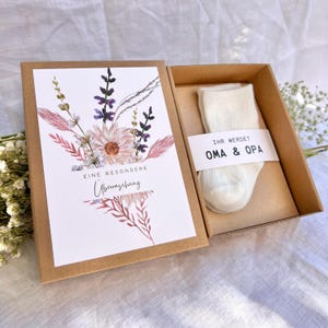 Schwangerschaft verkünden Geschenkbox – Babysocken mit Nachricht „Ihr werdet Oma & Opa“ – Geschenk für Papa, Tante, Uroma, Onkel, Patentante