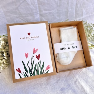 Schwangerschaft verkünden Geschenkbox – Babysocken mit Nachricht „Ihr werdet Oma & Opa“ – Geschenk für Papa, Tante, Uroma, Onkel, Patentante