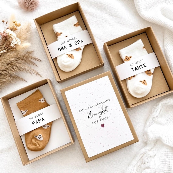 Schwangerschaft verkünden Geschenkbox – Babysocken mit Nachricht „Ihr werdet Oma & Opa“ – Geschenk für Papa, Tante, Uroma, Onkel, Patentante