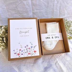 Cadeaubox voor de aankondiging van je zwangerschap – Babysokjes met de tekst “Je wordt oma en opa” – Cadeau voor papa, tante, overgrootmoeder, oom en peettante