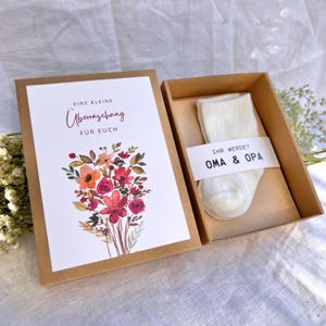 Schwangerschaft verkünden Geschenkbox – Babysocken mit Nachricht „Ihr werdet Oma & Opa“ – Geschenk für Papa, Tante, Uroma, Onkel, Patentante