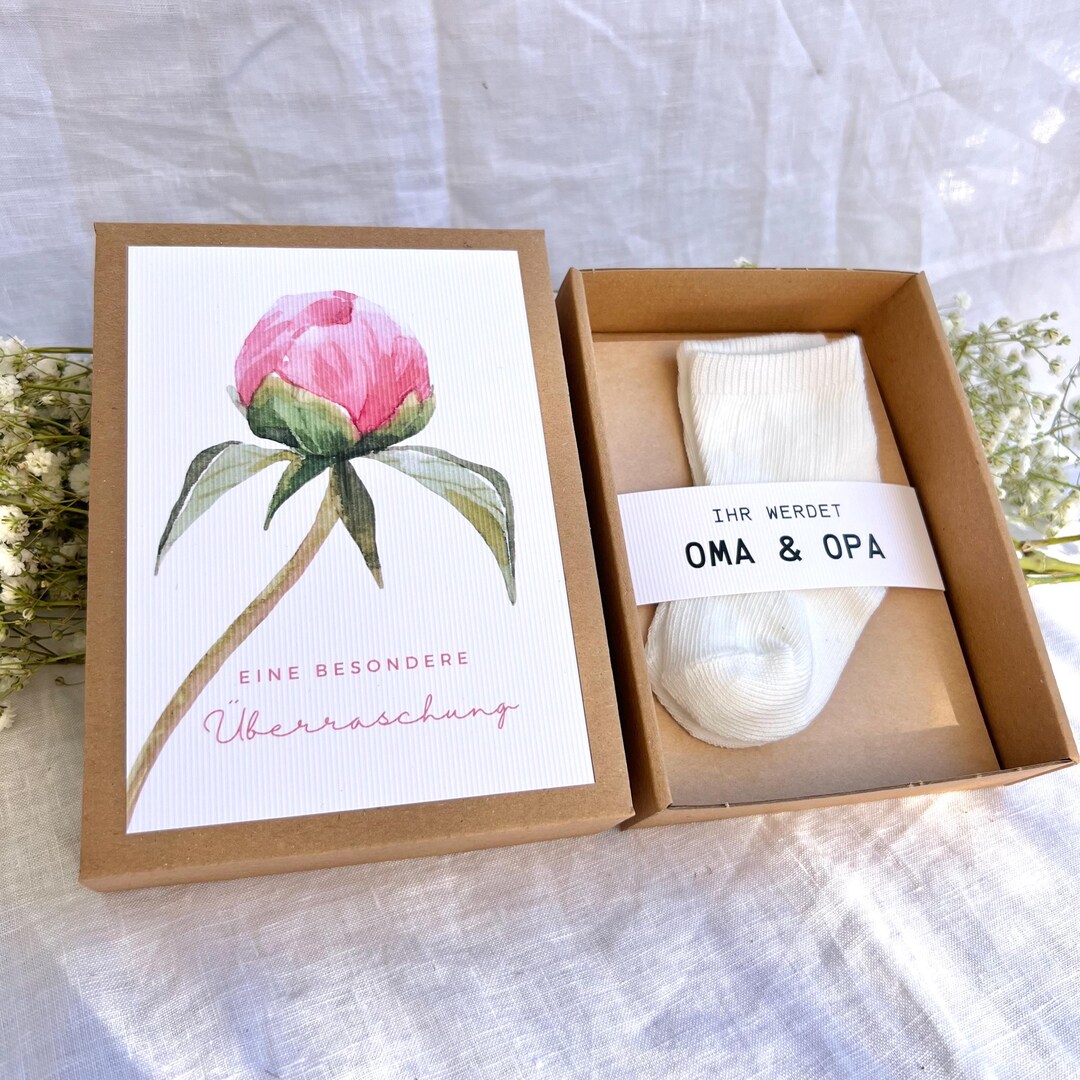 Produktbild von Oma Geschenk Goldprintz Babysocken „Ihr Werdet Oma & Opa" – Personalisierte Schwangerschaftsverkündung (2026) – Geschenkidee Du Wirst Tante