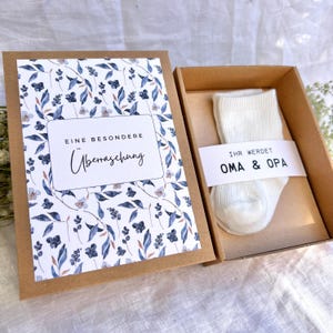 Confezione regalo per annuncio di gravidanza – Calzini per neonati con messaggio "Diventerai nonna e nonno" – Regalo per papà, zia, bisnonna, zio, madrina