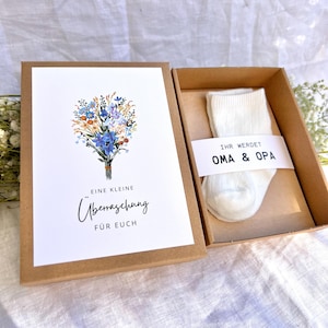 Schwangerschaft verkünden Geschenkbox – Babysocken mit Nachricht „Ihr werdet Oma & Opa“ – Geschenk für Papa, Tante, Uroma, Onkel, Patentante