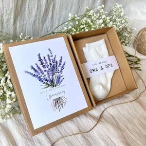 Cadeaubox voor de aankondiging van je zwangerschap – Babysokjes met de tekst “Je wordt oma en opa” – Cadeau voor papa, tante, overgrootmoeder, oom en peettante