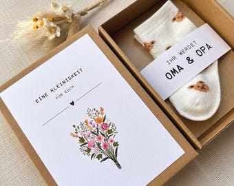 Schwangerschaft verkünden I Geschenkschachtel mit Babysocken I Baby Verkündung I Geschenk für Papa Oma Opa Tante Onkel I Überraschung Baby