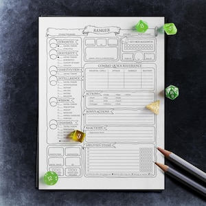 Könnte beinhalten: Ein schwarz-weißes Charakterblatt für ein Dungeons and Dragons Spiel. Das Blatt ist mit "Ranger" betitelt und enthält Abschnitte für den Charakternamen, Stärke, Geschicklichkeit, Konstitution, Intelligenz, Weisheit, Charisma, Trefferwürfel, Rüstung, Zauber und Schutz. Es gibt auch Abschnitte für Kampf-Schnellreferenz, Aktionen, Bonusaktionen, Reaktionen und Fähigkeiten/Gegenstände. Das Blatt ist von Würfeln und Bleistiften umgeben.