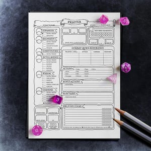 Puede incluir: Una hoja de personaje en blanco y negro para un juego de rol de Dungeons and Dragons. La hoja está titulada "Fighter" e incluye secciones para el nombre del personaje, fuerza, destreza, constitución, inteligencia, sabiduría, carisma, máximo de dados de golpe, referencia rápida de combate, acciones, acciones de bonificación, reacciones, habilidades, objetos, percepción pasiva, inspiración, velocidad de movimiento y tiradas de muerte. Hay varios dados rosas esparcidos alrededor de la hoja.