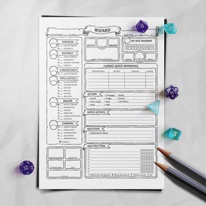 Op de afbeelding: Een zwart-wit karakterblad voor een Tovenaar in een Dungeons and Dragons spel. Het blad bevat vakjes voor de naam van het personage, ras, klasse, niveau, uitlijning, ervaringspunten, worp dobbelstenen, kracht, behendigheid, constitutie, intelligentie, wijsheid, charisma, reddingsworpen, vaardigheden, wapens, spreuken, bepantsering en andere informatie. Het blad bevat ook een sectie met een snelle gevechtsreferentie met vakjes voor wapen/spreuk, aanval, schade en bereik.
