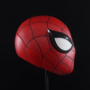 Puede incluir: Una m&aacute;scara de Spider-Man roja y negra con una lente ocular blanca. La m&aacute;scara est&aacute; hecha de un material texturizado y tiene un dise&ntilde;o tridimensional.