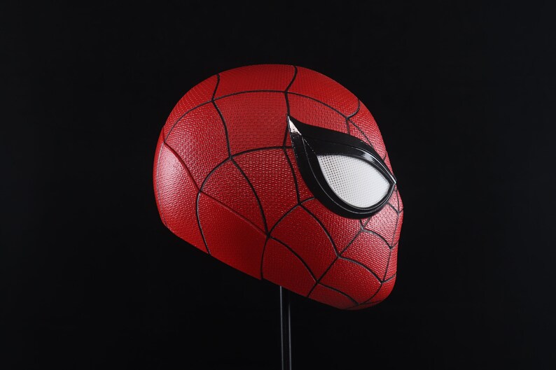 Puede incluir: Una m&aacute;scara de Spider-Man roja y negra con una lente ocular blanca. La m&aacute;scara est&aacute; hecha de un material texturizado y tiene un dise&ntilde;o tridimensional.