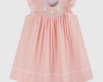 Vestido de obispo con fruncido cruzado y flores rosas