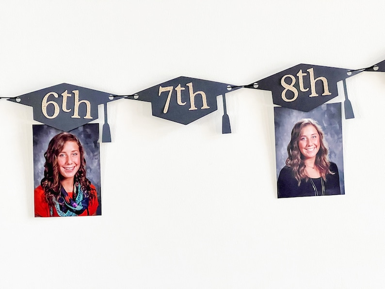 K&ouml;nnte beinhalten: Ein Abschlussbanner mit schwarzen Abschlusskappen und goldenen Zahlen. Das Banner enth&auml;lt Fotos einer Person in jeder Kappe. Die Zahlen auf den Kappen lauten "6. Klasse", "7. Klasse" und "8. Klasse".