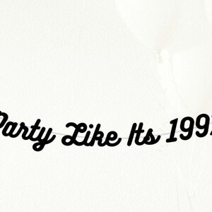 Puede incluir: Pancarta en blanco y negro con el texto "Party Like Its 1992" en una fuente cursiva.