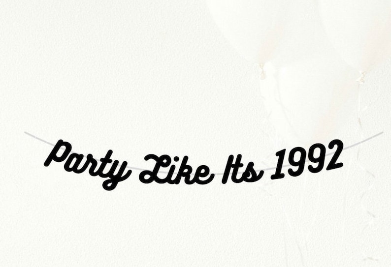 Puede incluir: Pancarta en blanco y negro con el texto "Party Like Its 1992" en una fuente cursiva.