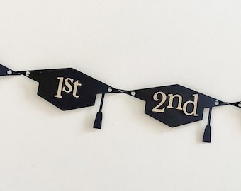 Decoración para fiestas de graduación: birrete, sombrero, foto, pancarta de hitos, guirnalda, exhibición de fotos año tras año.