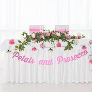 Guirnalda de pétalos y prosecco: Decoración para despedida de soltera.