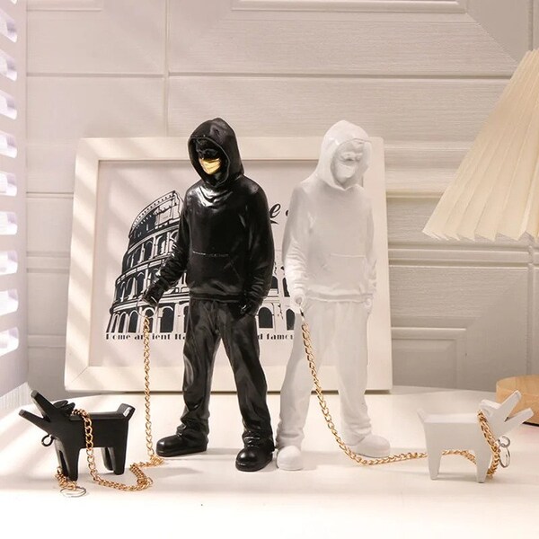 Sculpture Banksy 'Choose Your Weapon' : Statue Homme et Chien en Résine Peinte à la Main - Art Contemporain Unique chez My Art Deco Shop