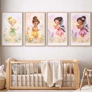 Op de afbeelding: Vier ingelijste aquarelprints van feeën in een kinderkamer. Elke fee heeft delicate vleugels en houdt een gloeiende ster vast. De feeën dragen jurken in groen, geel, roze en paars.