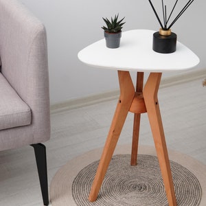 Mesa auxiliar triangular de madera de roble blanco - Mesa esquinera de tres patas - Mesa auxiliar rústica - Muebles modernos para el hogar - Mesa de centro moderna