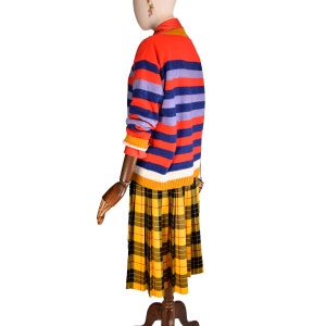 GUCCI geruite kiltrok met geborduurde hondenpatch en kristallen, wikkelrok met tartan, geel, zwart, rood geruite kilt, designer statement rok. afbeelding 6