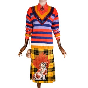 GUCCI geruite kiltrok met geborduurde hondenpatch en kristallen, wikkelrok met tartan, geel, zwart, rood geruite kilt, designer statement rok. afbeelding 5